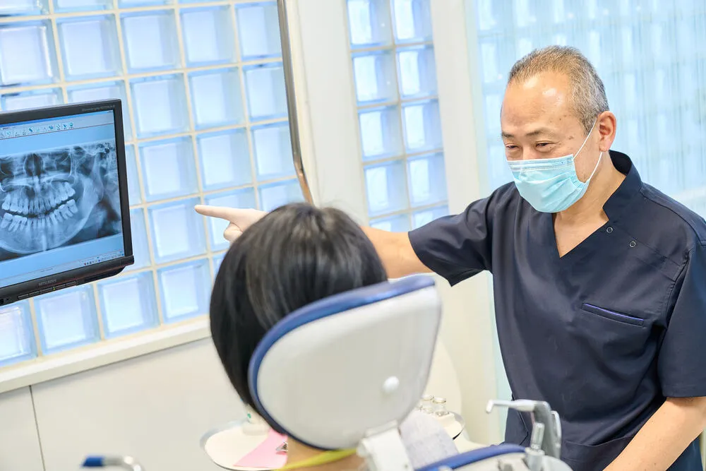 院長 冨井 真左信 歯学博士